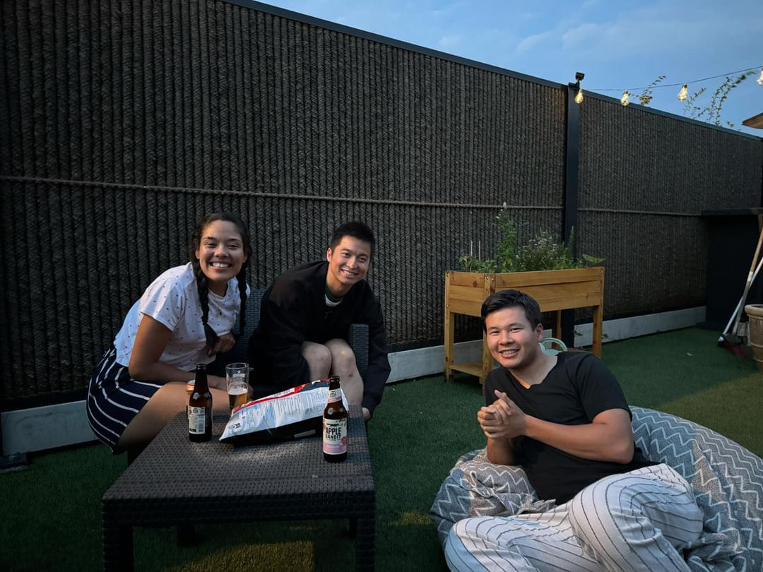 Gasten die samen buiten in de tuin zitten op een zomeravond