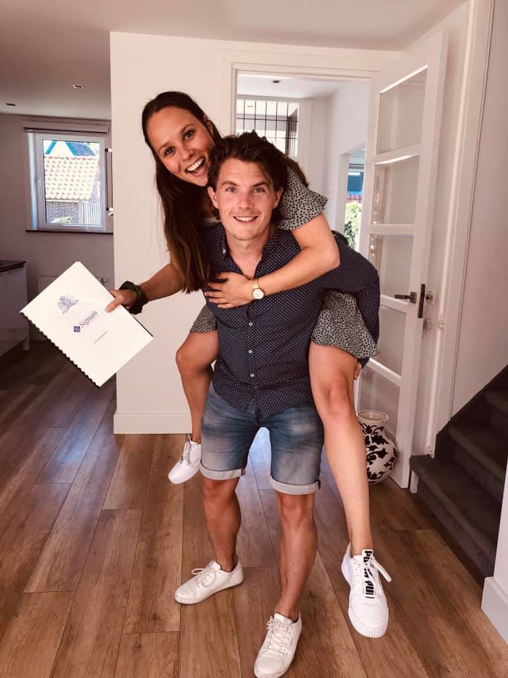 De oprichters in hun nieuwe huis met de sleutelmap in de hand
